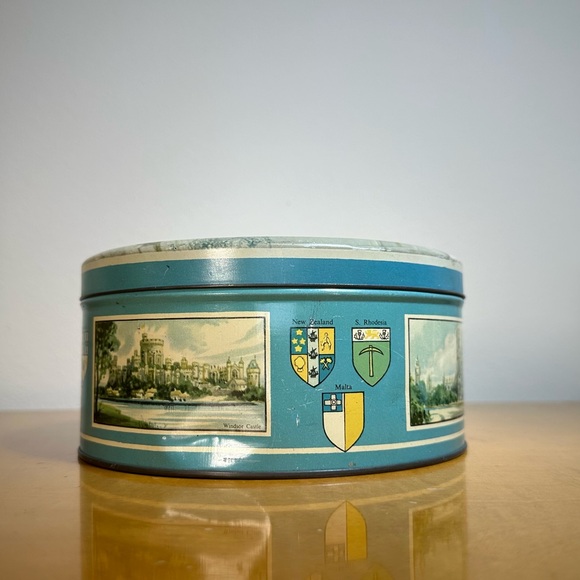Vintage Huntley & Palmers Tin * Queen Elizabeth & Prince Philip * Circa 1950s - Picture 3 of 5